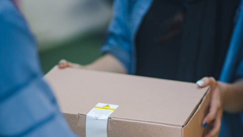 Amazonの再配達依頼はどこからできる?不在時の確認方法と最短で受け取る手順